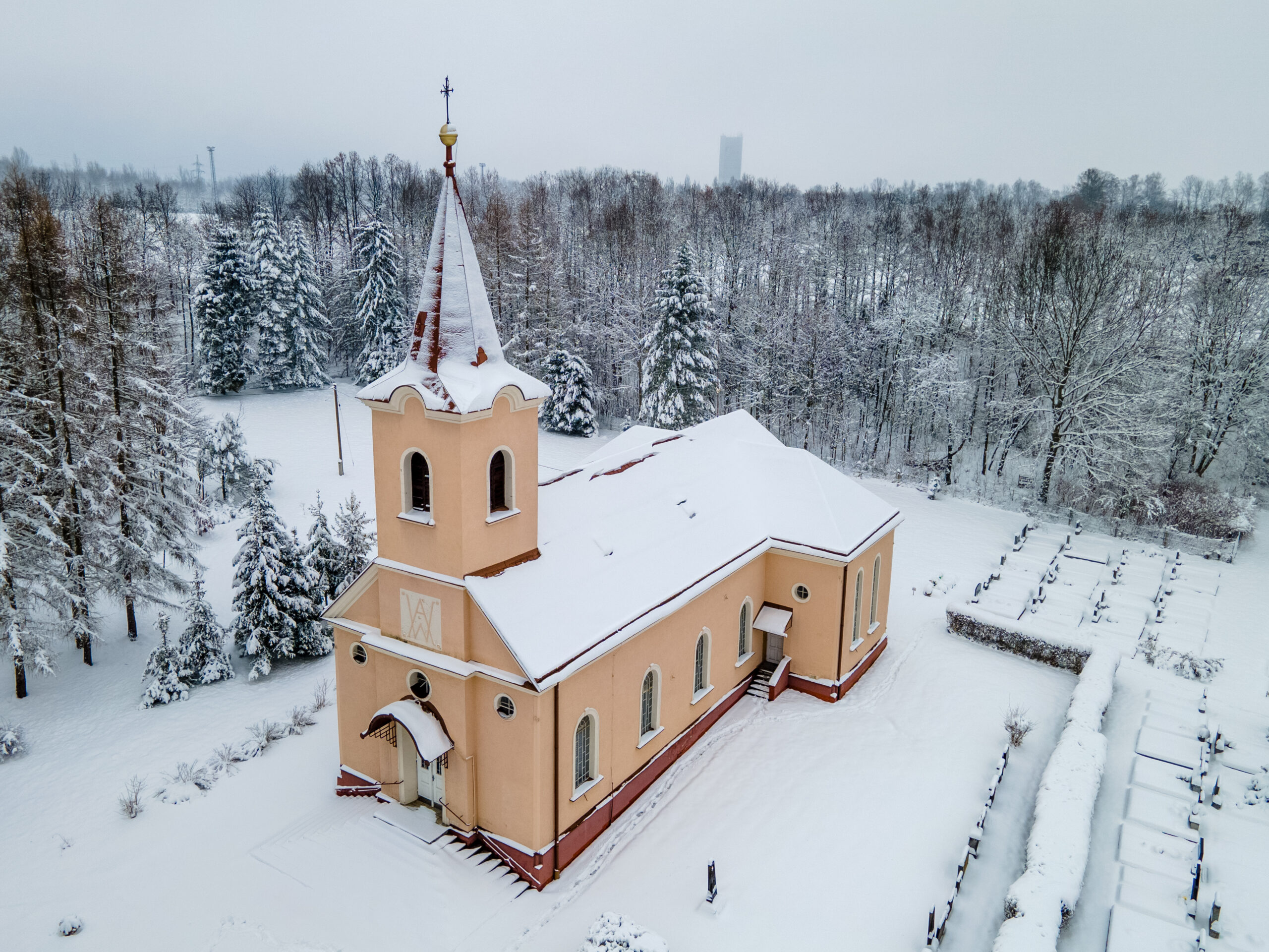 Zima v okolí kostela v Havířově-Suché